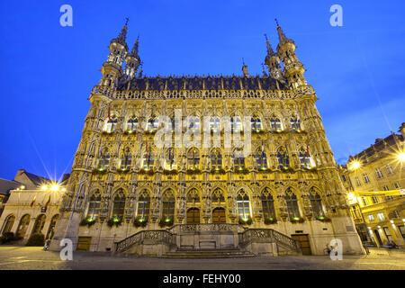 Famoso municipio gotico nella luce della sera, Leuven, Belgio Foto Stock