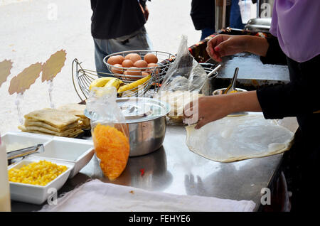 Popolo tailandese la cottura Roti Mataba in vendita viaggiatore a walking street market su agosto 22, 2015 in Samutprakarn, Thailandia Foto Stock