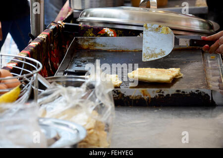 Popolo tailandese la cottura Roti Mataba in vendita viaggiatore a walking street market su agosto 22, 2015 in Samutprakarn, Thailandia Foto Stock