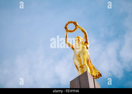 Lussemburgo, Lussemburgo - 17 giugno 2015: monumento della Rimembranza (Gelle Fra, Golden Lady) è memoriale dedicato ai cittadini lussemburghesi Foto Stock