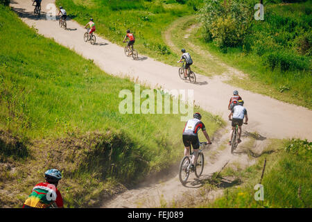 GOMEL, Bielorussia - Giugno 7, 2015: gruppo di Mountain Bike ciclisti maneggio a giornata soleggiata, sano stile di vita attivo facendo atleta Foto Stock