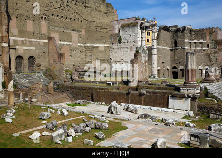 Parte dei Fori Imperiali compreso il Foro di Augusto nel cuore antico di Roma. Foto Stock