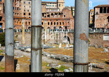 I Fori Imperiali compresi Mercati di Traiano nel cuore antico di Roma. Foto Stock