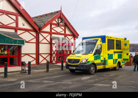 NHS di emergenza ambulanza su chiamata del molo a Whitby Regno Unito Foto Stock