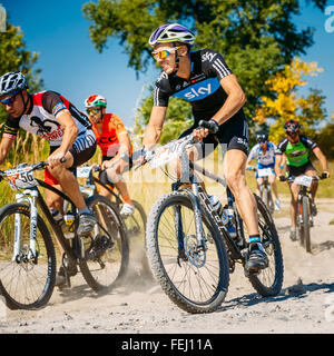 Gomel, Bielorussia - Agosto 9, 2015: gruppo di mountain bike ciclisti maneggio a giornata soleggiata, sano stile di vita attivo atleta doi Foto Stock