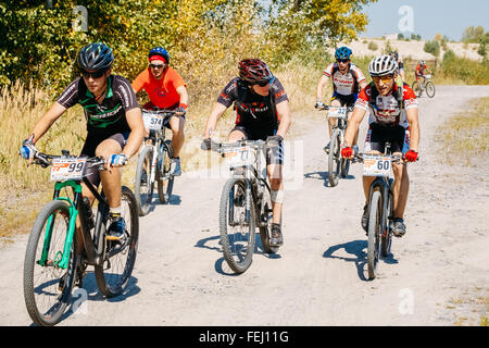 Gomel, Bielorussia - Agosto 9, 2015: gruppo di mountain bike ciclisti maneggio a giornata soleggiata, sano stile di vita attivo atleta doi Foto Stock