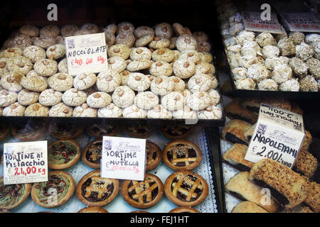 Biscotti, torte e altri dolci visualizzati in Roma Foto Stock