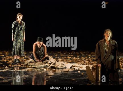 Marina Galic, Bert Luppes e Maria Shulga (l-3) in "l'Uva di ira' dopo John Steinbeck del romanzo, che è stato messo in scena da Hamburg Thalia-Theater. Prima mostra il 23 gennaio 2016, diretta da Luc Perceval. Foto: Christian Fürst Foto Stock