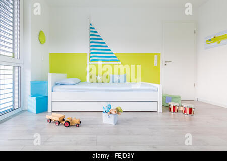 Vista in sala giochi per bambini con un letto grande finestra Foto Stock