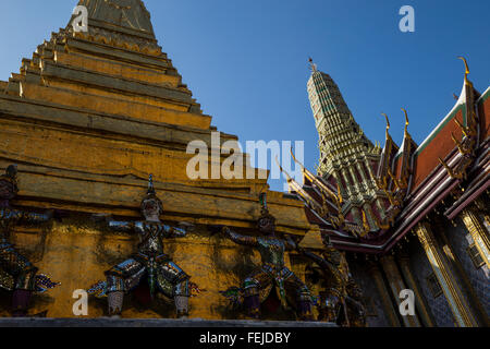 Il Wat Phra Kaew, il Tempio del Buddha di Smeraldo, appieno il suo nome ufficiale è il Wat Phra Sri Rattana Satsadaram. Foto Stock