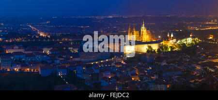 Panorama notturno di Praga, Repubblica Ceca. Il castello, la Cattedrale di San Vito. Panoramica vista notturna di Lesser Town, il castello di Praga e St Foto Stock