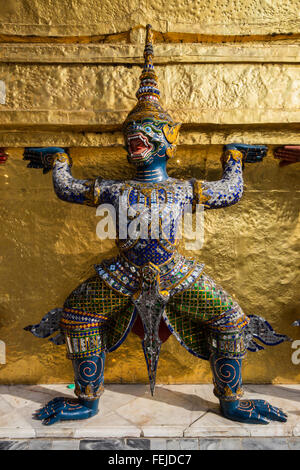 Yaksha custodi di Wat Phra Kaew, considerato il Tempio più sacro della Tailandia e si trova all'interno dei motivi del Grand Palace Foto Stock