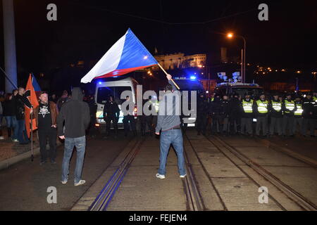 Praga, Repubblica Ceca. 06 feb 2016. La polizia sta sul Ponte Manes a Praga, Repubblica Ceca, 6 febbraio 2016 per separare le dimostrazioni di sostenitori e avversari dei profughi. © Radek Petrasek/CTK foto/Alamy Live News Foto Stock