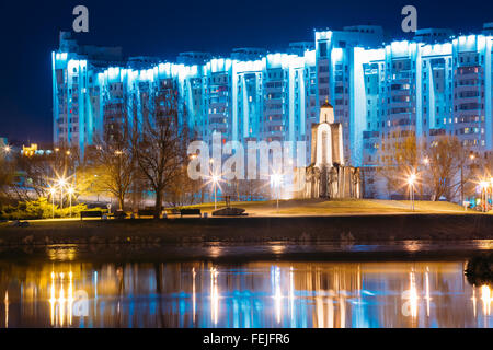 Scena notturna di Isola di lacrime (Isola di coraggio e di dolore, Ostrov Slyoz) a Minsk, in Bielorussia. Questo memoriale dedicato a Beloru Foto Stock