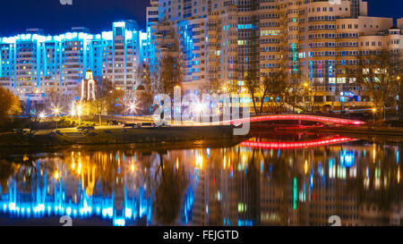 Scena notturna di Isola di lacrime (Isola di coraggio e di dolore, Ostrov Slyoz) a Minsk, in Bielorussia. Questo memoriale dedicato a Beloru Foto Stock