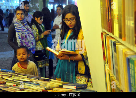 Dacca in Bangladesh. 7 febbraio, 2016. Una ragazza del Bangladesh legge un libro in una fase di stallo a Amar Ekushy Book Fair a Dhaka, nel Bangladesh, Febbraio 7, 2016. Il Amar Ekushey Boi Mela, la più grande fiera del libro in Bangladesh, dura dal febbraio 1 febbraio al 29. © Shariful Islam/Xinhua/Alamy Live News Foto Stock