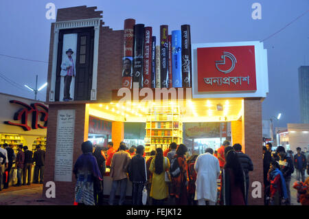 Dacca in Bangladesh. 7 febbraio, 2016. I visitatori si radunano in una fase di stallo a Amar Ekushy Book Fair a Dhaka, nel Bangladesh, Febbraio 7, 2016. Il Amar Ekushey Boi Mela, la più grande fiera del libro in Bangladesh, dura dal febbraio 1 febbraio al 29. © Shariful Islam/Xinhua/Alamy Live News Foto Stock