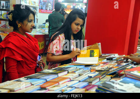 Dacca in Bangladesh. 7 febbraio, 2016. Visitatori scelgono i libri in una fase di stallo a Amar Ekushy Book Fair a Dhaka, nel Bangladesh, Febbraio 7, 2016. Il Amar Ekushey Boi Mela, la più grande fiera del libro in Bangladesh, dura dal febbraio 1 febbraio al 29. © Shariful Islam/Xinhua/Alamy Live News Foto Stock