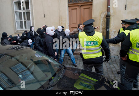 Praga, Repubblica Ceca. 06 feb 2016. La polizia sta in Thunovska street a Praga, Repubblica Ceca, 6 febbraio 2016 per separare le dimostrazioni di sostenitori e avversari (nella foto) dei rifugiati. © Vit Simanek/CTK foto/Alamy Live News Foto Stock