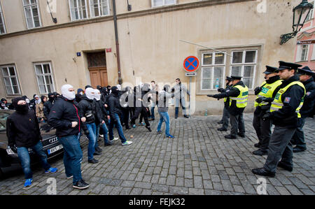 Praga, Repubblica Ceca. 06 feb 2016. La polizia sta in Thunovska street a Praga, Repubblica Ceca, 6 febbraio 2016 per separare le dimostrazioni di sostenitori e avversari (nella foto) dei rifugiati. © Vit Simanek/CTK foto/Alamy Live News Foto Stock