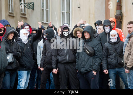 Praga, Repubblica Ceca. 06 feb 2016. La polizia sta in Thunovska street a Praga, Repubblica Ceca, 6 febbraio 2016 per separare le dimostrazioni di sostenitori e avversari (nella foto) dei rifugiati. © Vit Simanek/CTK foto/Alamy Live News Foto Stock