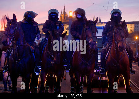 Praga, Repubblica Ceca. 06 feb 2016. La polizia sta sul Ponte Manes a Praga, Repubblica Ceca, 6 febbraio 2016 per separare le dimostrazioni di sostenitori e avversari dei profughi. © Vit Simanek/CTK foto/Alamy Live News Foto Stock