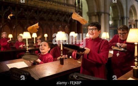 Chichester Cathedral dei giovani coristi possono godere di un po' di pratica per pancake" Foto Stock