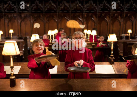 Chichester Cathedral dei giovani coristi possono godere di un po' di pratica per pancake" Foto Stock