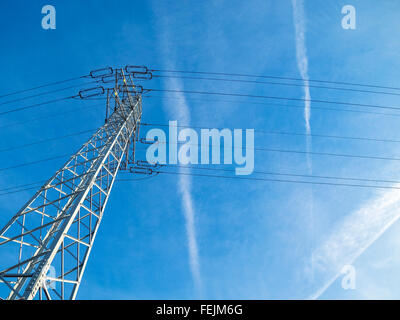 Tensione alta torre contro il cielo blu. Foto Stock