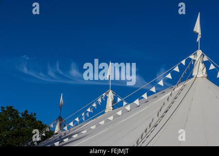 Marquee alto contro un Cielo di estate blu Foto Stock