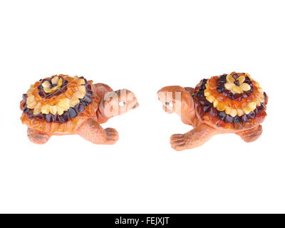 Toy tartaruga con un guscio di ambra su sfondo bianco Foto Stock