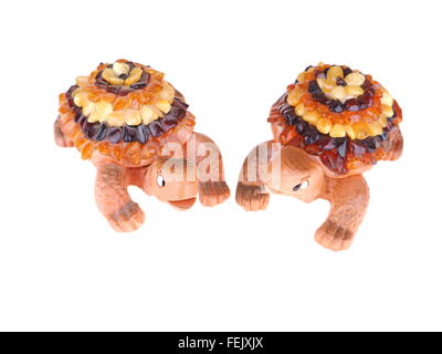 Toy tartaruga con un guscio di ambra su sfondo bianco Foto Stock