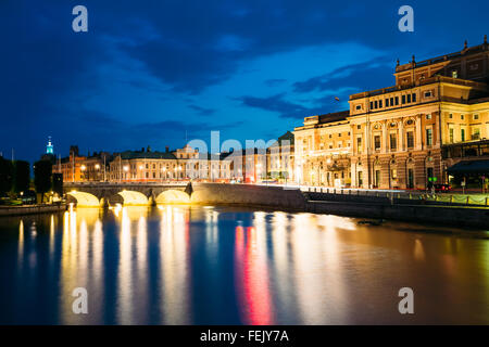 Vista notturna di illuminata Opera Reale di Stoccolma in sera, Svezia Foto Stock