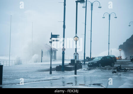 Aberystwyth Ceredigion, West Wales UK. 8 febbraio, 2016. Regno Unito: Meteo gale force venti di tempesta Imogen, 9 denominato storm dell'inverno, combinato con il picco di marea a creare enormi ondate rizzatura contro la passeggiata e mare difese a Aberystwyth sulla West Wales coast molto del sud dell'Inghilterra e Galles del Sud è soggetto al giallo ambra e avvisi meteo, con il rischio di danneggiamento delle raffiche di vento e onde potenti lungo le zone costiere. Photo credit: keith morris/Alamy Live News Foto Stock