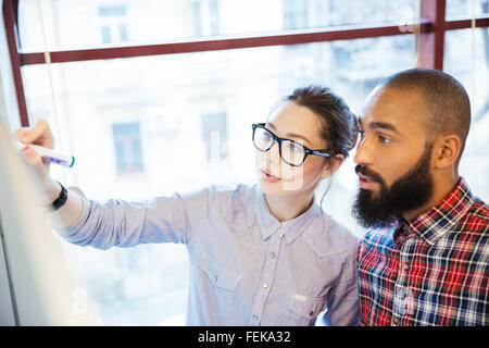 Young business persone che lavorano con la lavagna in office Foto Stock