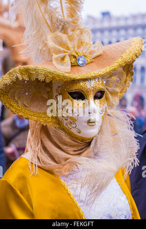 Un costume femminile durante il carnevale veneziano Foto Stock