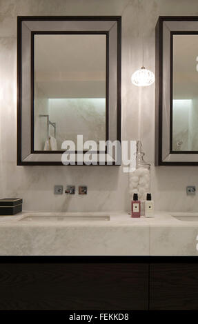 Un lussuoso bagno in una centrale di Londra appartamento nel quartiere di Knightsbridge. Specchi. Foto Stock