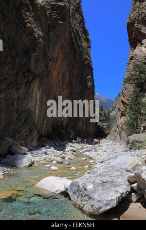 Creta, scenario in Samaria gulch, viaggiatore eseguire nel ruscello bed Foto Stock