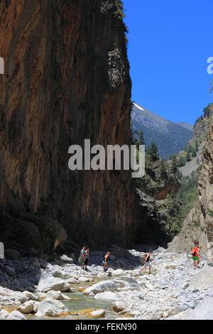 Creta, scenario in Samaria gulch, viaggiatore eseguire nel ruscello bed Foto Stock