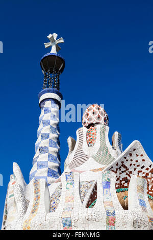 Dettagli sul tetto del padiglione di ingresso, Parco Guell, Barcellona, Spagna, 1900-14. Foto Stock