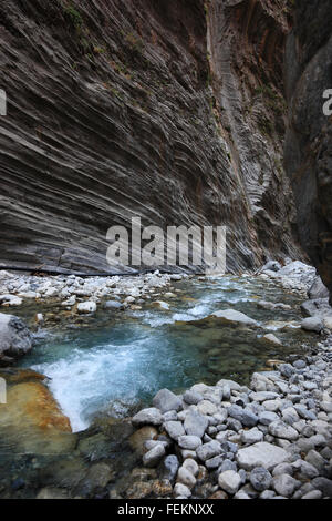 Creta, scenario in Samaria gulch, fluent brook e alta, aspri dirupi Foto Stock