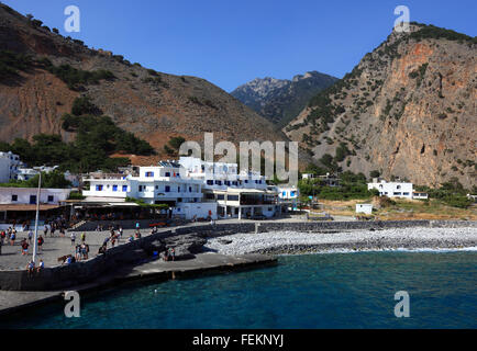 Creta, il luogo costiere Agia Roumeli è quello di ingresso o di uscita per la Samaria gulch, Faehrhafen dal Mar Libico Foto Stock