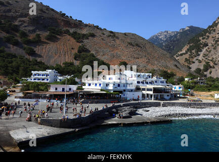 Creta, il luogo costiere Agia Roumeli è quello di ingresso o di uscita per la Samaria gulch, Faehrhafen dal Mar Libico Foto Stock