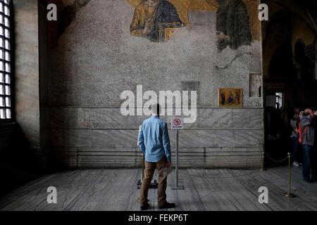 Turista nella parte anteriore della Deesis mosaico con Cristo come righello, Hagia Sofia, Istanbul, Turchia il 3 maggio 2015. Foto Stock