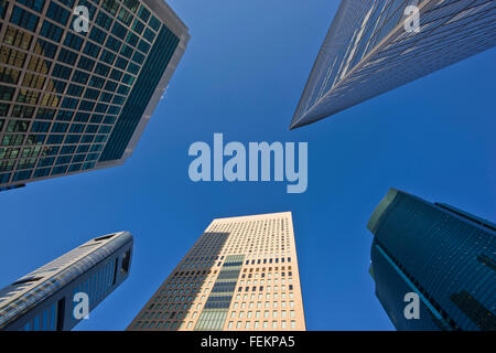 Un basso ampio angolo di visualizzazione consente di acquisire molti dei nuovi grattacieli di Shiodome business complex stretching in un cielo blu chiaro Foto Stock