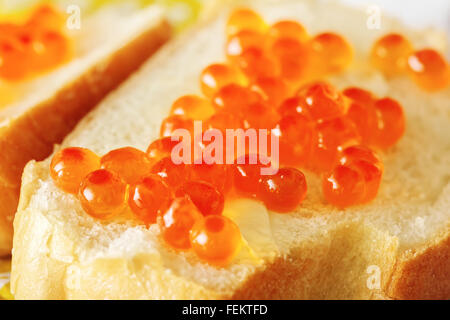 Sandwich di pane bianco con caviale rosso Foto Stock