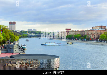 Mosca, Russia - 2 maggio 2015. La molla panorama del fiume di Mosca con le barche e waterfront Foto Stock