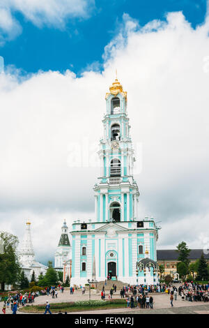 Sergiev Posad, Russia - 23 Maggio 2015: la gente camminare vicino alla chiesa in onore della discesa dello Spirito Santo (Dukhovskaya Chiesa) Foto Stock