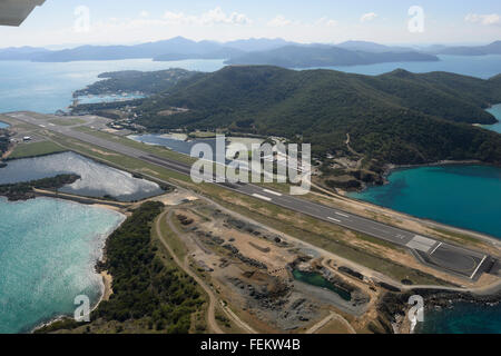 Vista aerea di Airlie Beach Airport, Isole Whitsunday, Queensland, Australia Foto Stock