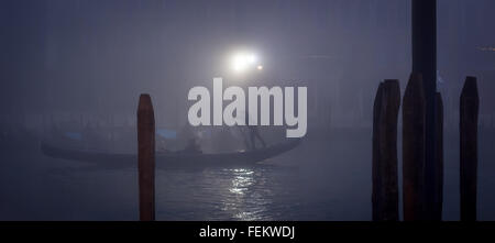 Gondola in una fitta nebbia durante il tramonto a Venezia, scatto panoramico Foto Stock